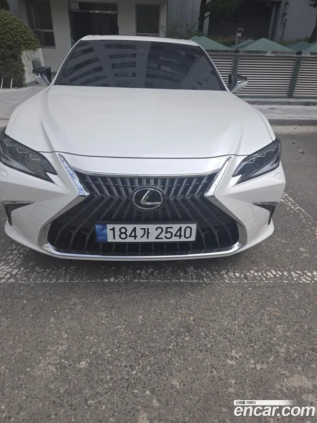 Lexus ES 300h — миниатюра 1