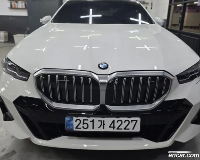 BMW 5 Series (G60) 520i M — миниатюра 1