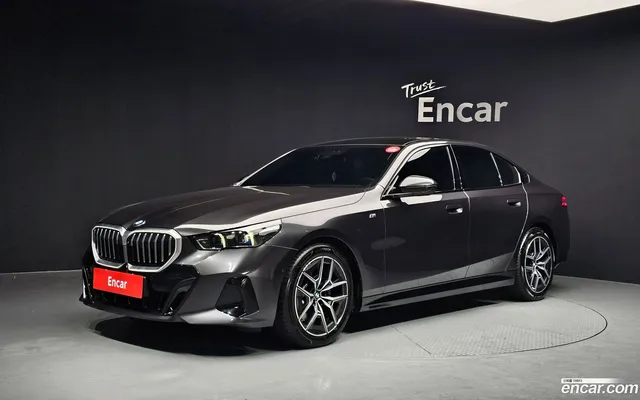 BMW 5 Series (G60) 520i M — миниатюра 1