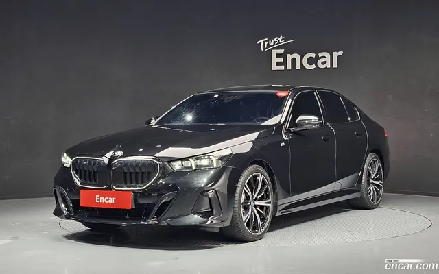 BMW 5 Series (G60) 520i — миниатюра 1