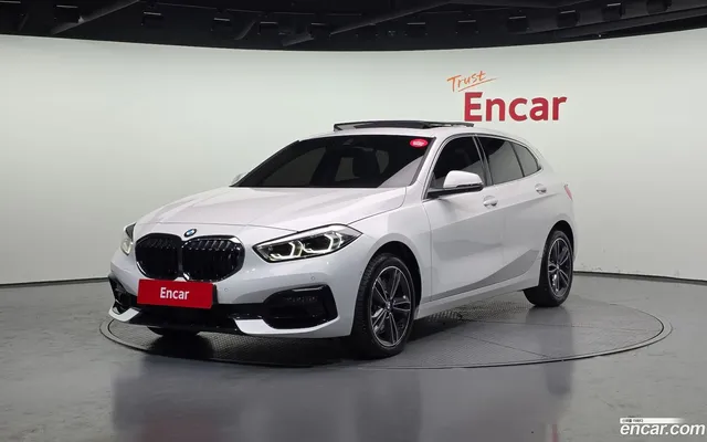 BMW 1 Series (F40) 120i — миниатюра 1
