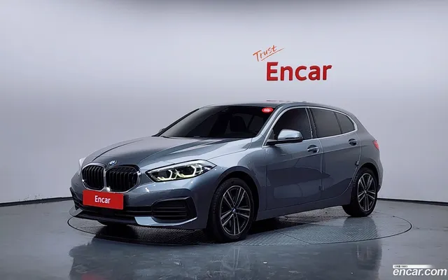 BMW 1 Series (F40) 120i — миниатюра 1