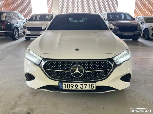 Mercedes-Benz E-Class (W214) E200 — миниатюра 1