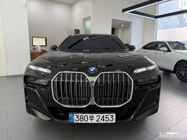 BMW 7 Series (G70) 740i xDrive M — миниатюра 1