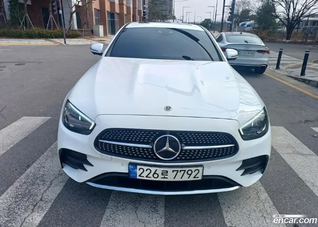 Mercedes-Benz E-Class (W213) E220d 4MATIC AMG Line — миниатюра 1