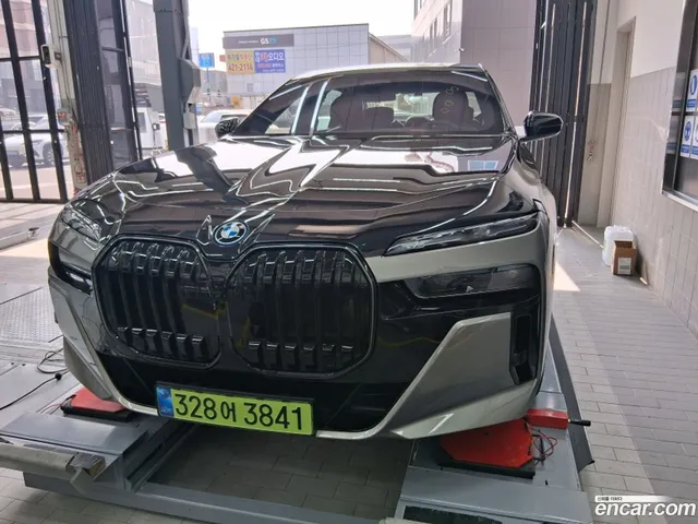 BMW i7 (G70) xDrive 60 M — миниатюра 1