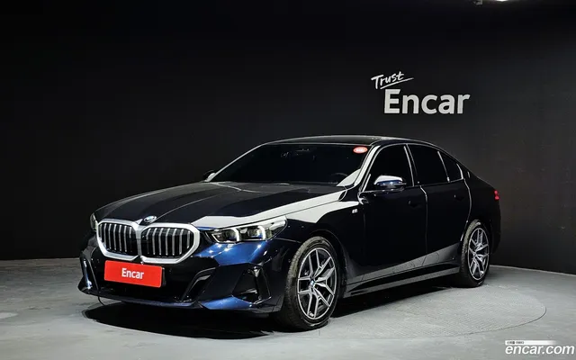 BMW 5 Series (G60) 520i M — миниатюра 1