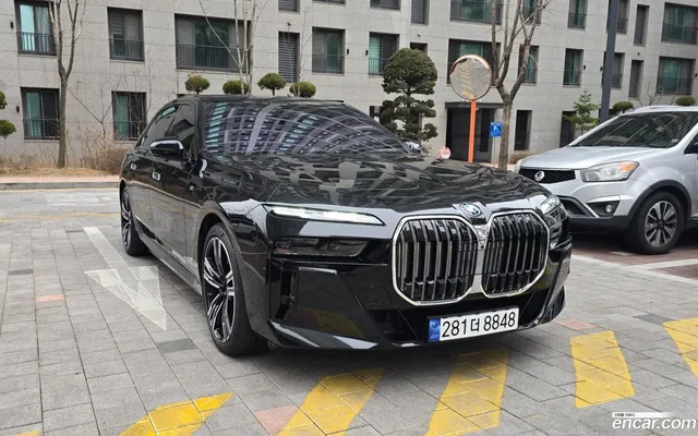 BMW 7 Series (G70) 750e xDrive M — миниатюра 1