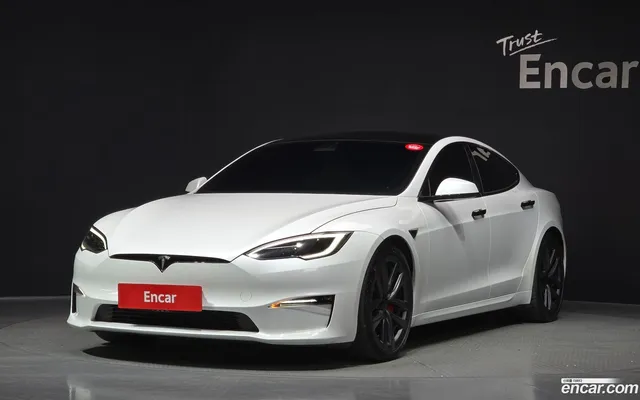 Tesla Model S — миниатюра 1