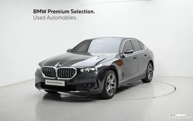 BMW 5 Series (G60) 520i — миниатюра 1