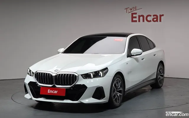 BMW 5 Series (G60) 520i M — миниатюра 1