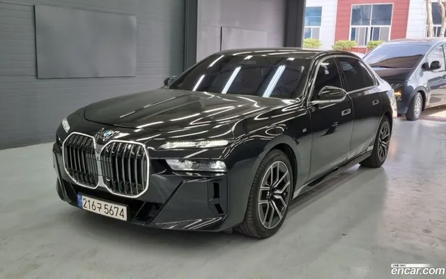 BMW 7 Series (G70) 740i xDrive M — миниатюра 1