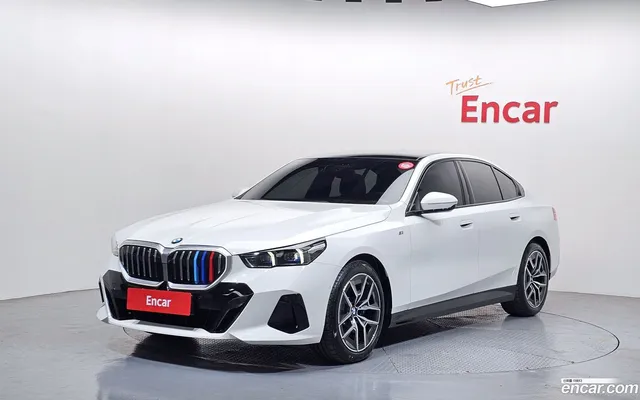 BMW 5 Series (G60) 520i M — миниатюра 1