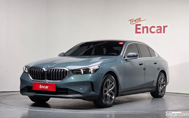 BMW 5 Series (G60) 520i — миниатюра 1