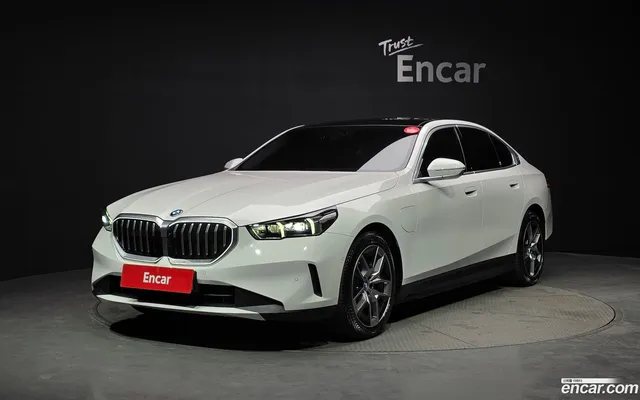 BMW 5 Series (G60) 530e — миниатюра 1