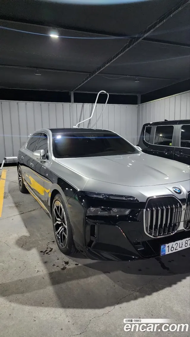 BMW 7 Series (G70) 740i xDrive M — миниатюра 1