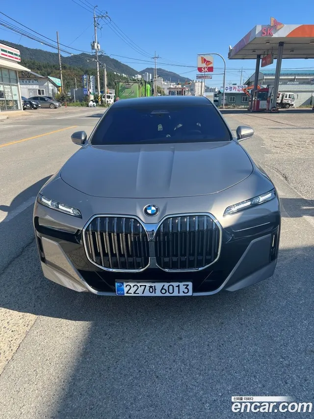 BMW 7 Series (G70) 740d xDrive M — миниатюра 1