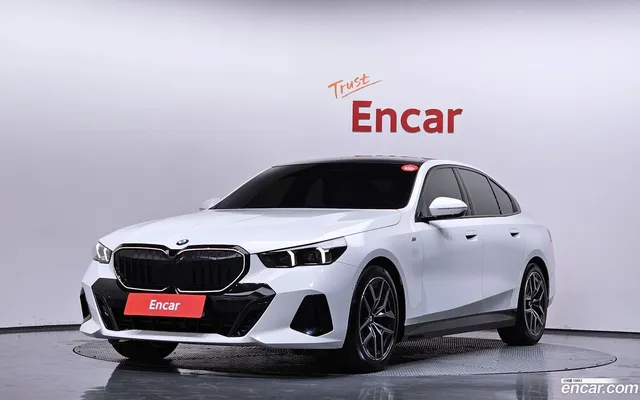 BMW 5 Series (G60) 520i — миниатюра 1