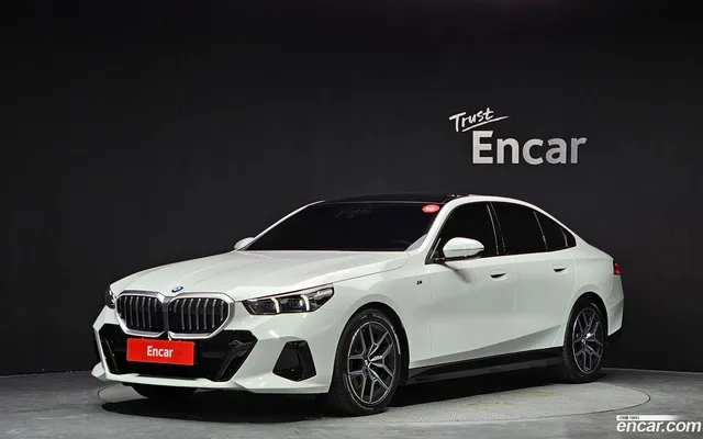 BMW 5 Series (G60) 520i M — миниатюра 1