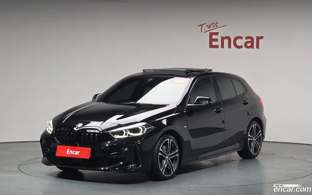 BMW 1 Series (F40) 118d M — миниатюра 1