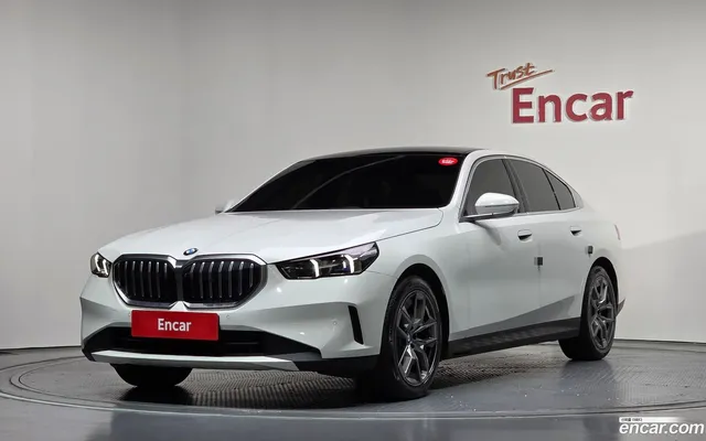 BMW 5 Series (G60) 520i — миниатюра 1