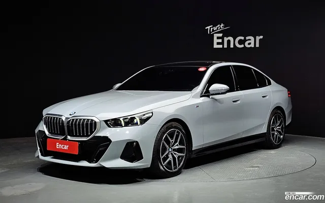 BMW 5 Series (G60) 520i M — миниатюра 1