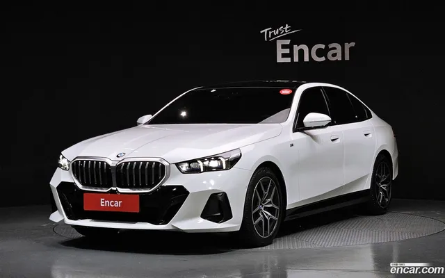 BMW 5 Series (G60) 520i M — миниатюра 1