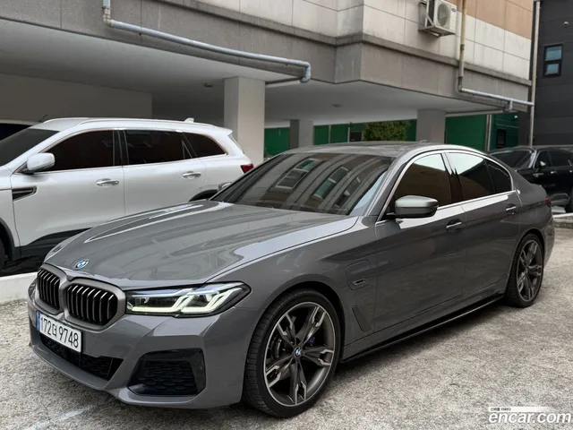 BMW 5 Series (G30) 530e M — миниатюра 1