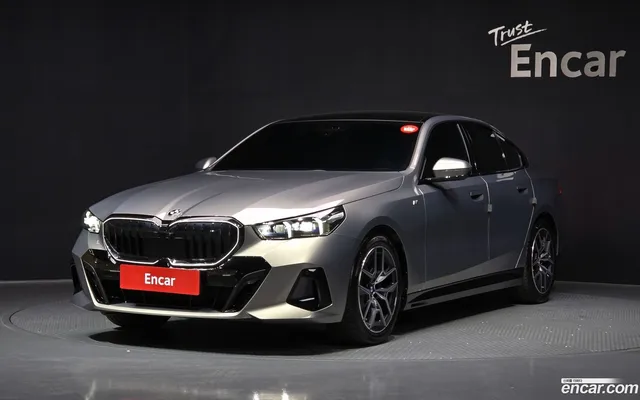 BMW 5 Series (G60) 520i M — миниатюра 1