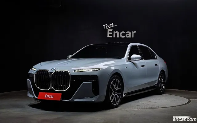 BMW 7 Series (G70) 740i sDrive M — миниатюра 1