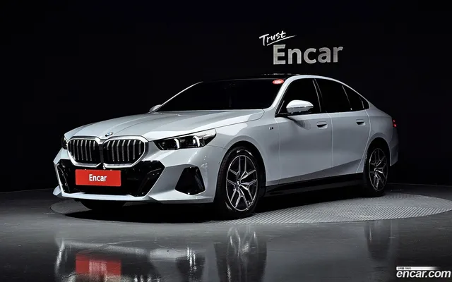 BMW 5 Series (G60) 520i M — миниатюра 1