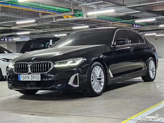 BMW 5 Series (G30) 520i — миниатюра 1
