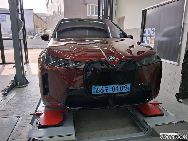 BMW iX xDrive60 M — миниатюра 1