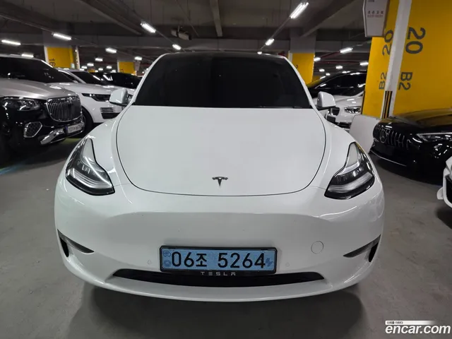 Tesla Model Y AWD — миниатюра 1