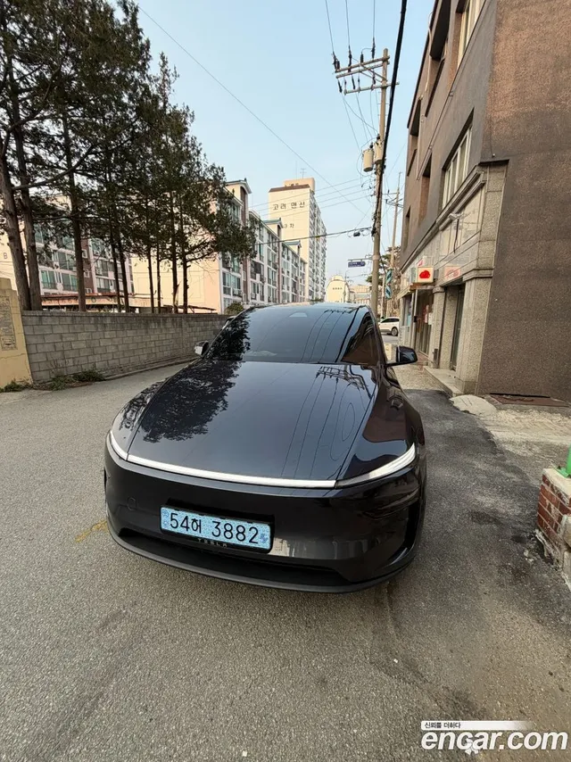 Tesla Model Y AWD — миниатюра 1