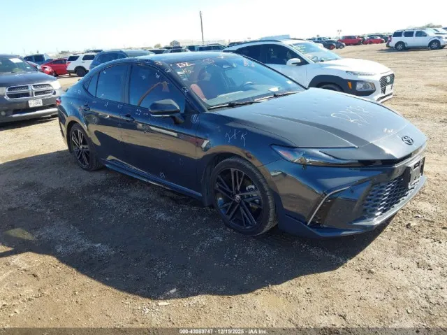 Toyota Camry — миниатюра 1