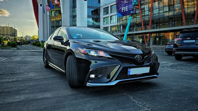 Toyota SE 4dr All-Wheel Drive Sedan A — миниатюра 1