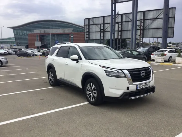 Nissan Platinum 4dr 4x4 Automatic — миниатюра 1