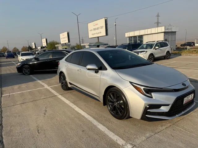 Toyota SE 4dr Sedan CVT — миниатюра 1