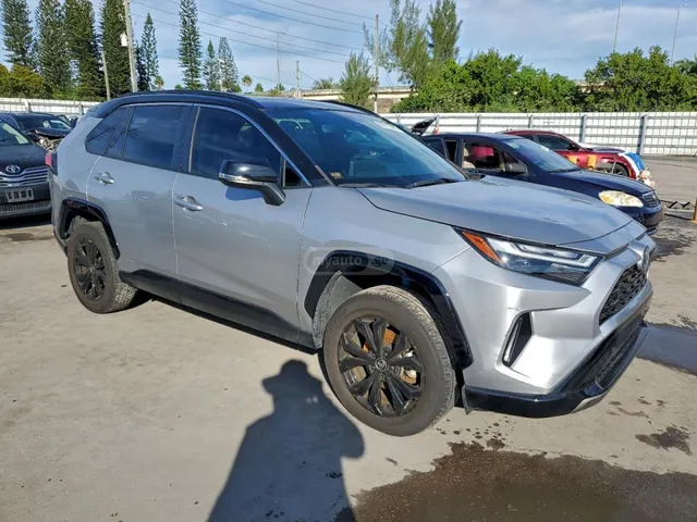 Toyota XSE 4dr All-Wheel Drive CVT — миниатюра 1