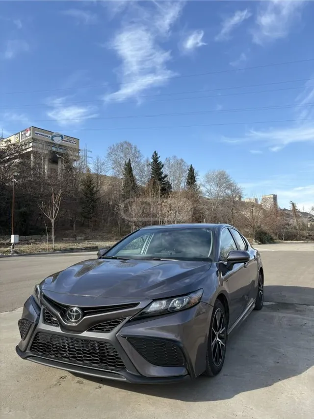 Toyota SE 4dr Front-Wheel Drive Sedan — миниатюра 1