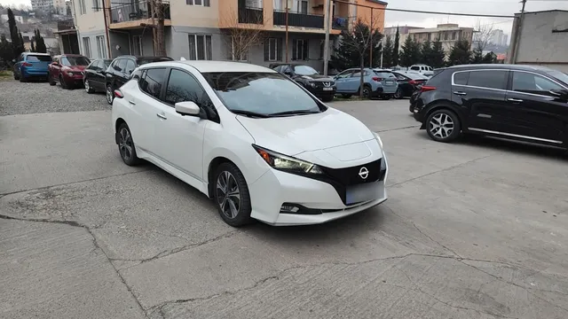 Nissan SV PLUS 4dr Hatchback Automati — миниатюра 1