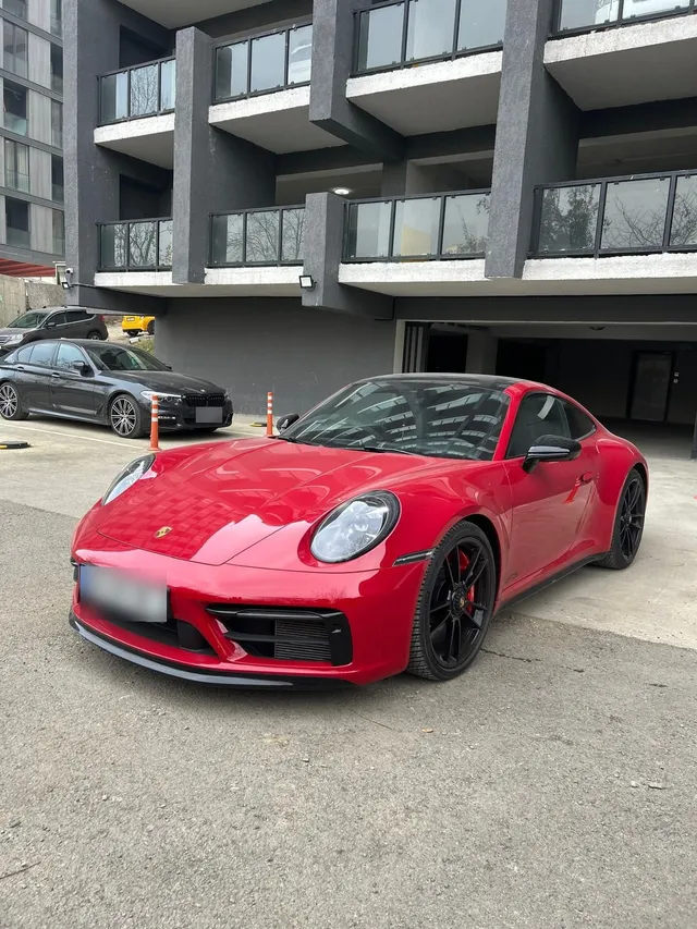 Porsche Carrera 4 GTS Red edition — миниатюра 1
