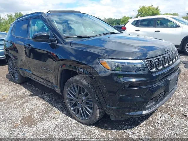 Jeep Latitude Lux 4dr 4x4 Automatic — миниатюра 1