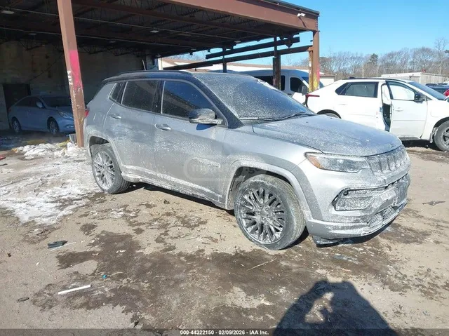 Jeep Latitude Lux 4dr 4x4 Automatic — миниатюра 1