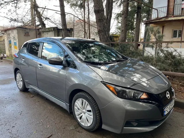 Nissan SV PLUS 4dr Hatchback Automati — миниатюра 1