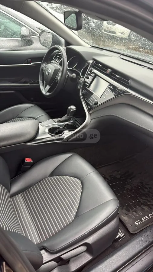 Toyota LE 4dr Front-Wheel Drive Sedan — миниатюра 1