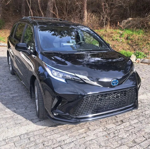 Toyota XSE 7 Passenger 4dr All-Wheel — миниатюра 1