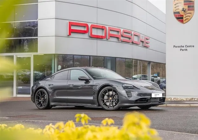 Porsche Taycan Porsche Taycan GTS interior package in Crayon — миниатюра 1