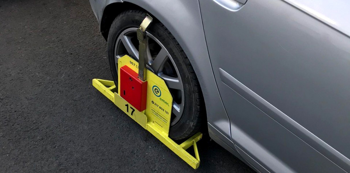 В некоторых странах к нарушителям правил парковки применяют такую меру наказания, как блокиратор колес: его снимают только после уплаты штрафов. Однако в России блокираторы не используются